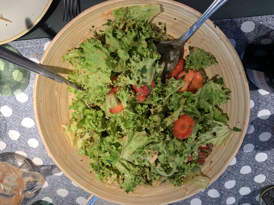 Grüner Sommersalat mit Erdbeeren - Unterwegs mit Weine &amp; Feinkost